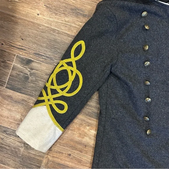 Men's Gray Double-Breasted Coat with Gold Accents - Picture 4 of 8